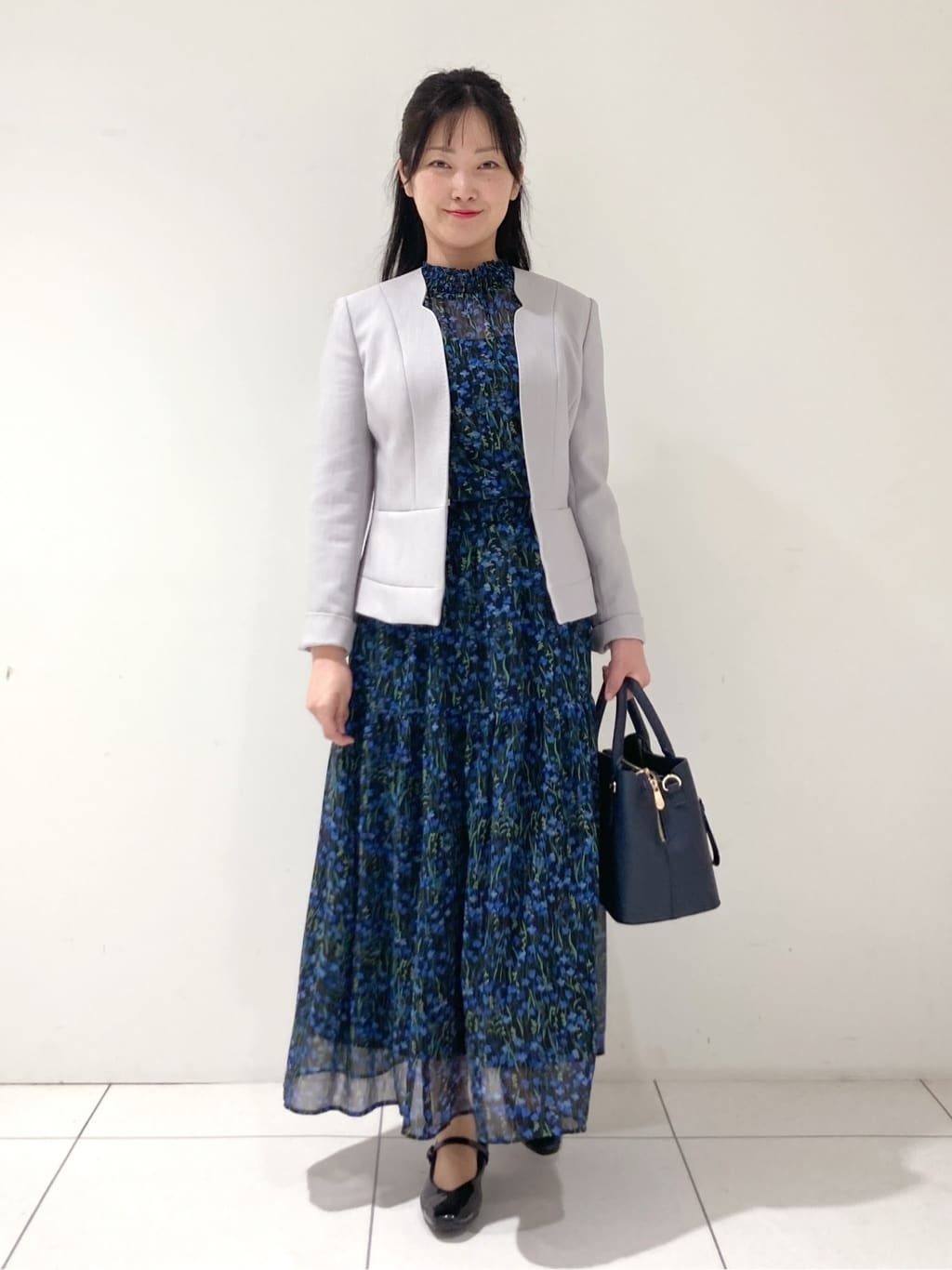 momokoさんの「INDIVI｜【秋映え柄/セットアップ可能】フラワーシフォンブラウス」を使ったコーディネート