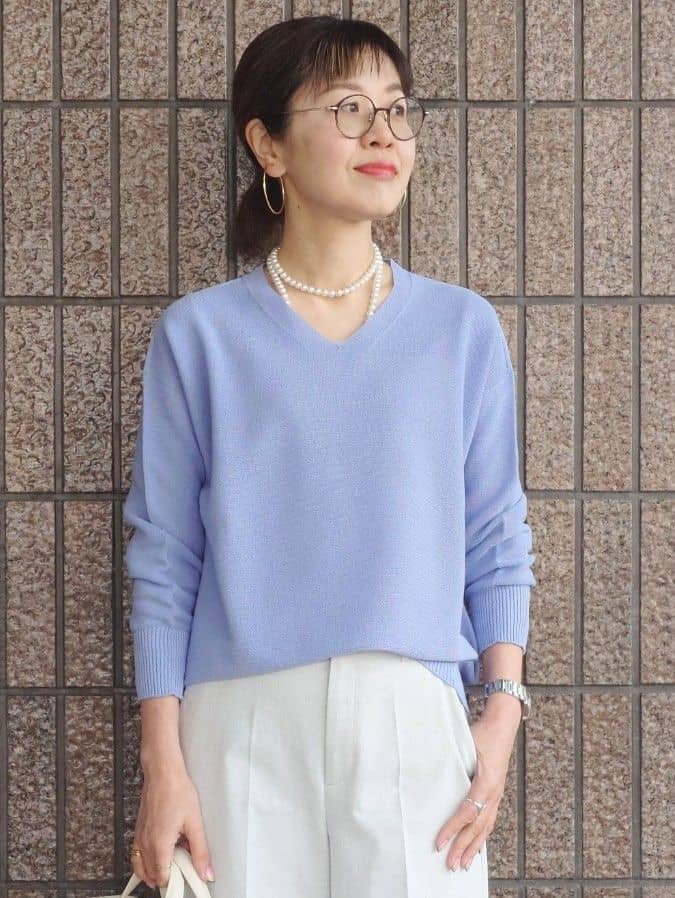 MUTSUKOさんの「UNTITLED｜【7色展開/洗える/程よい透け感】ドライタッチVネックニット」を使ったコーディネート