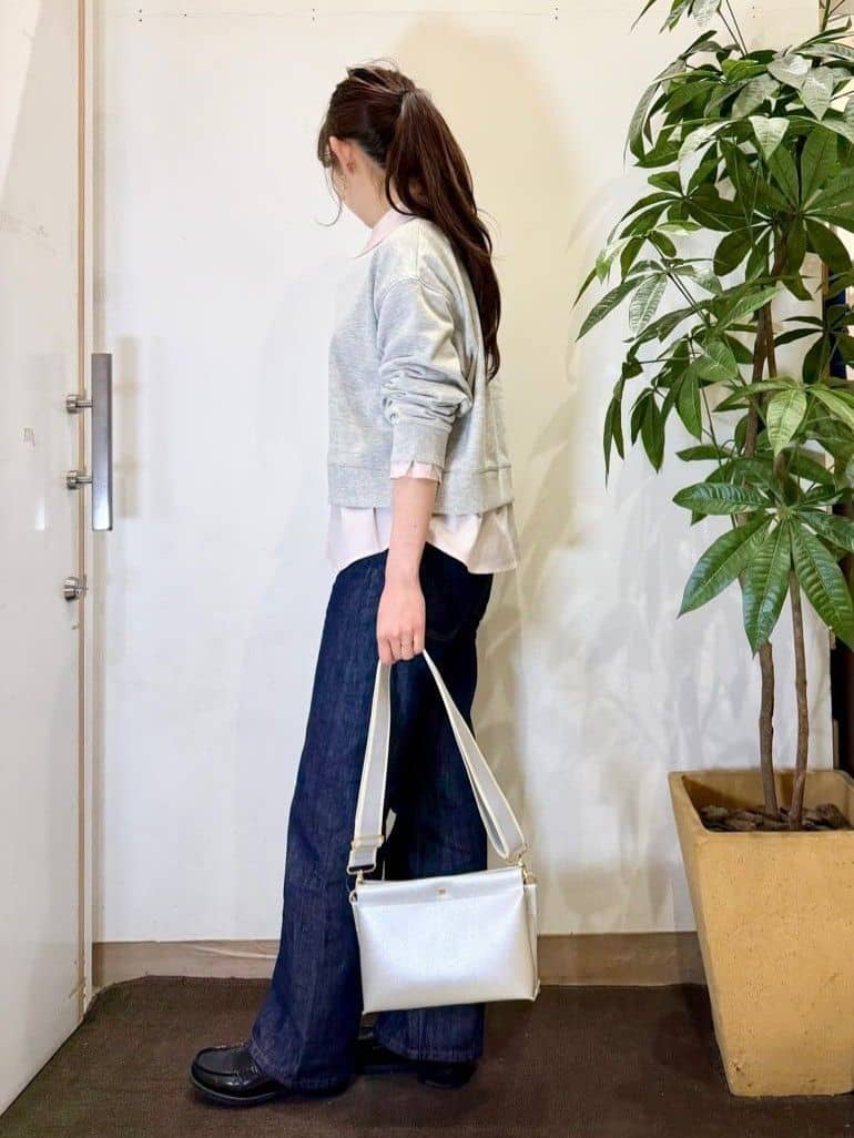 AYUMIさんの「SHOO･LA･RUE｜【洗濯機可】1枚でサマ見え シャツレイヤード風 スウェット」を使ったコーディネート