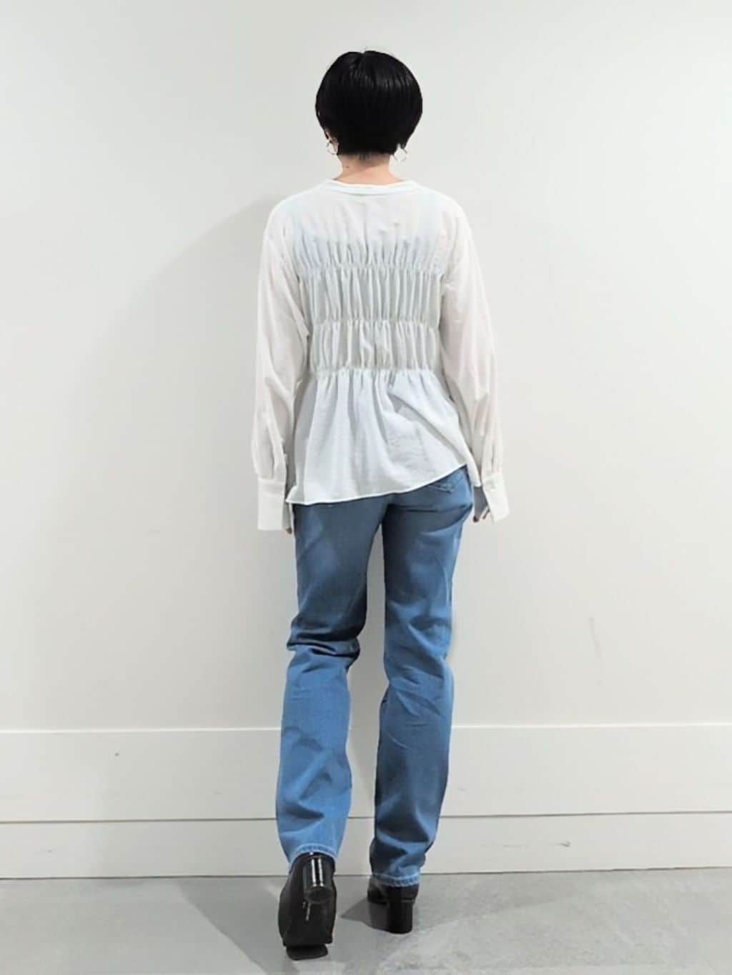 ミズタさんの「UNTITLED｜【着映え/洗える】リラックスシャーリングブラウス」を使ったコーディネート
