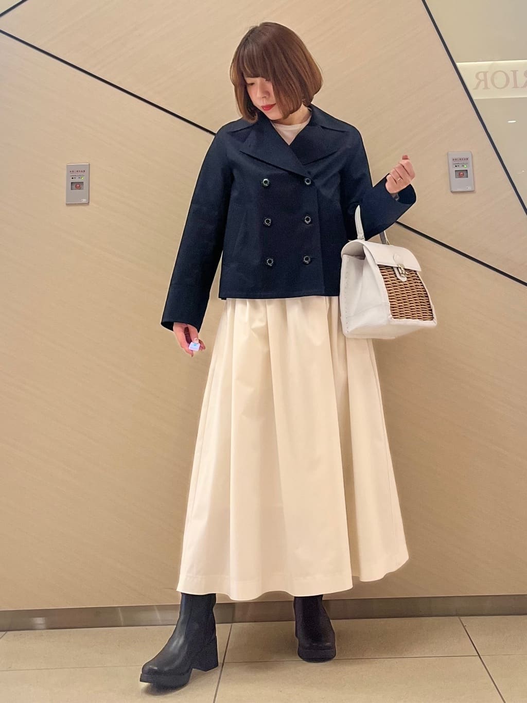yahataさんの「DRESSTERIOR｜【ウォッシャブル/撥水素材】Aラインショートトレンチジャケット」を使ったコーディネート