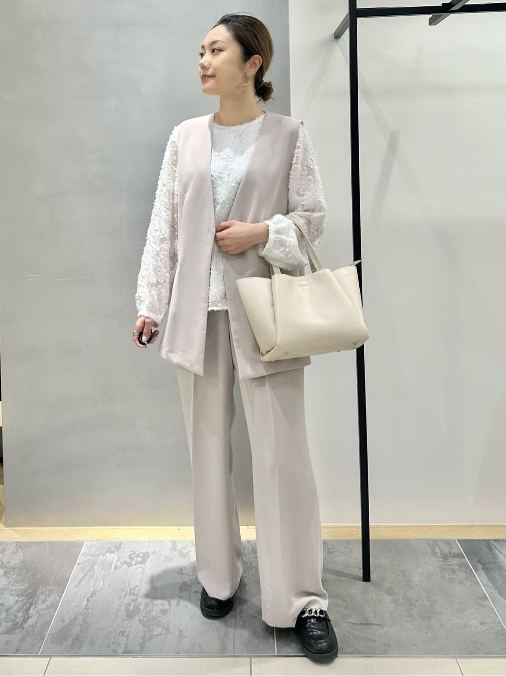 MAIさんの「INDIVI｜【洗える／多機能／SETUP可】着る日傘ジレジャケット」を使ったコーディネート