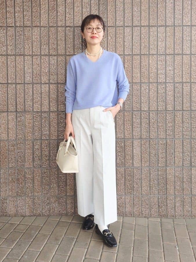 MUTSUKOさんの「UNTITLED｜【7色展開/洗える/程よい透け感】ドライタッチVネックニット」を使ったコーディネート
