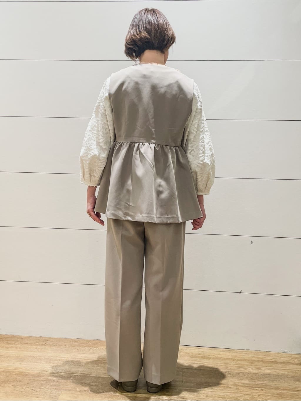 Ryoさんの「THE SHOP TK｜【通勤・きちんと見えに】ダブルクロス ペプラムジレ/セットアップ可」を使ったコーディネート