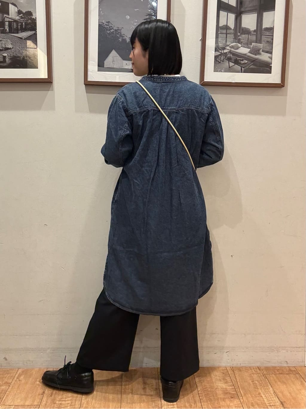 Tsuruさんの「SHOO･LA･RUE｜【ライトオンスデニム/S-LL/体型カバー】首元すっきり ワンピにもなるロングデニムシャツ」を使ったコーディネート