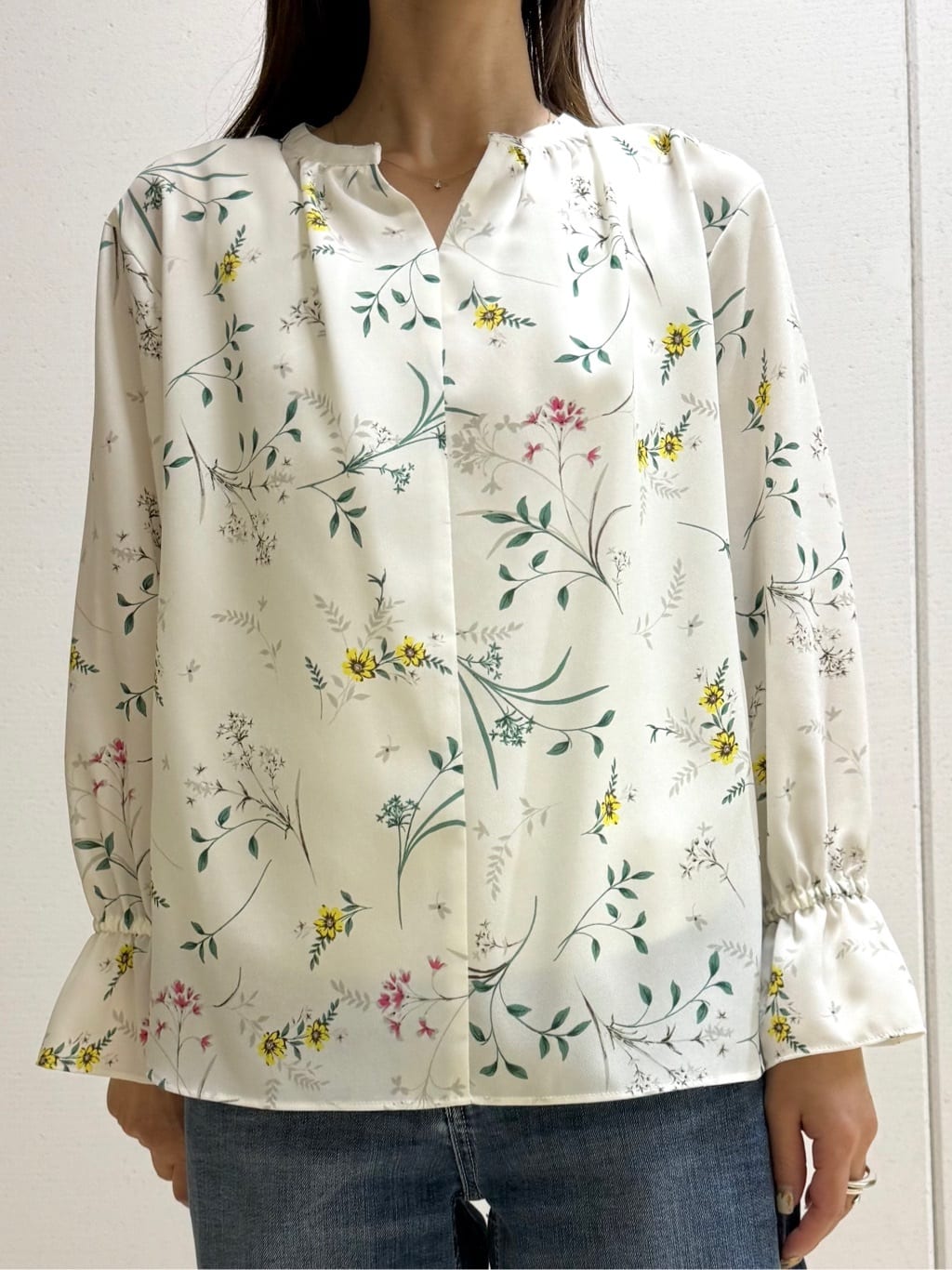 mamiさんの「INDIVI｜【SETUP可能】モダンフラワー柄キャンディスリーブブラウス」を使ったコーディネート