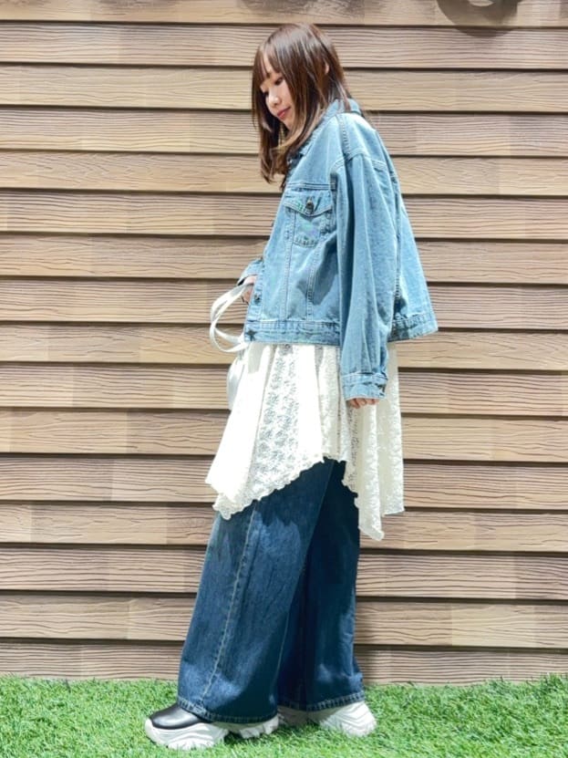 himiさんの「SHOO･LA･RUE｜【SHOO・LA・RUE DENIM】羽織るだけでこなれる　オーバーサイズデニムジャケット」を使ったコーディネート