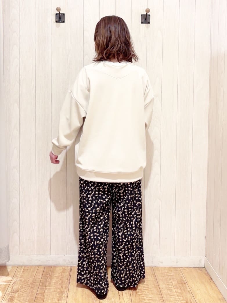 あいこさんの「SHOO･LA･RUE｜【洗濯機可】インせずすっきり見え　優しい雰囲気のVネックトップス」を使ったコーディネート