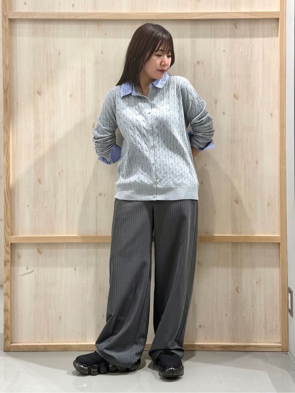 nanaさんの「THE SHOP TK｜【1枚でスタイル決まる】シャツレイヤード風 襟付ケーブルニット」を使ったコーディネート