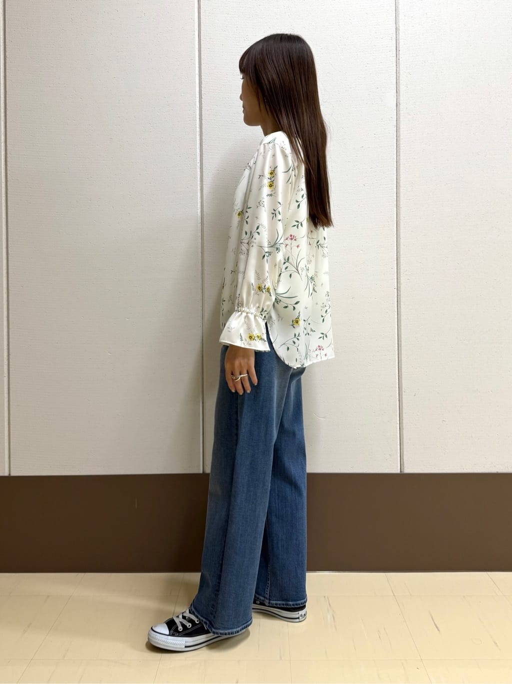 mamiさんの「INDIVI｜【SETUP可能】モダンフラワー柄キャンディスリーブブラウス」を使ったコーディネート