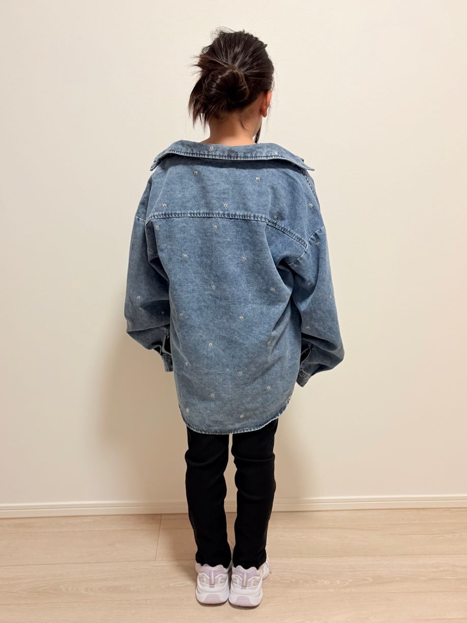 YUMIさんの「SHOO･LA･RUE｜【130-150cm】チャーム付きTシャツ」を使ったコーディネート