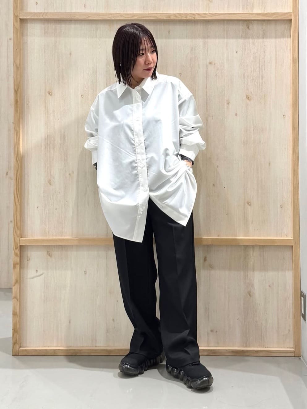 nanaさんの「THE SHOP TK｜ゆったりシルエットで体型カバー ロングシャツ」を使ったコーディネート