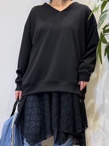 misakiさんの「SHOO･LA･RUE｜【洗濯機可】インせずすっきり見え　優しい雰囲気のVネックトップス」を使ったコーディネート
