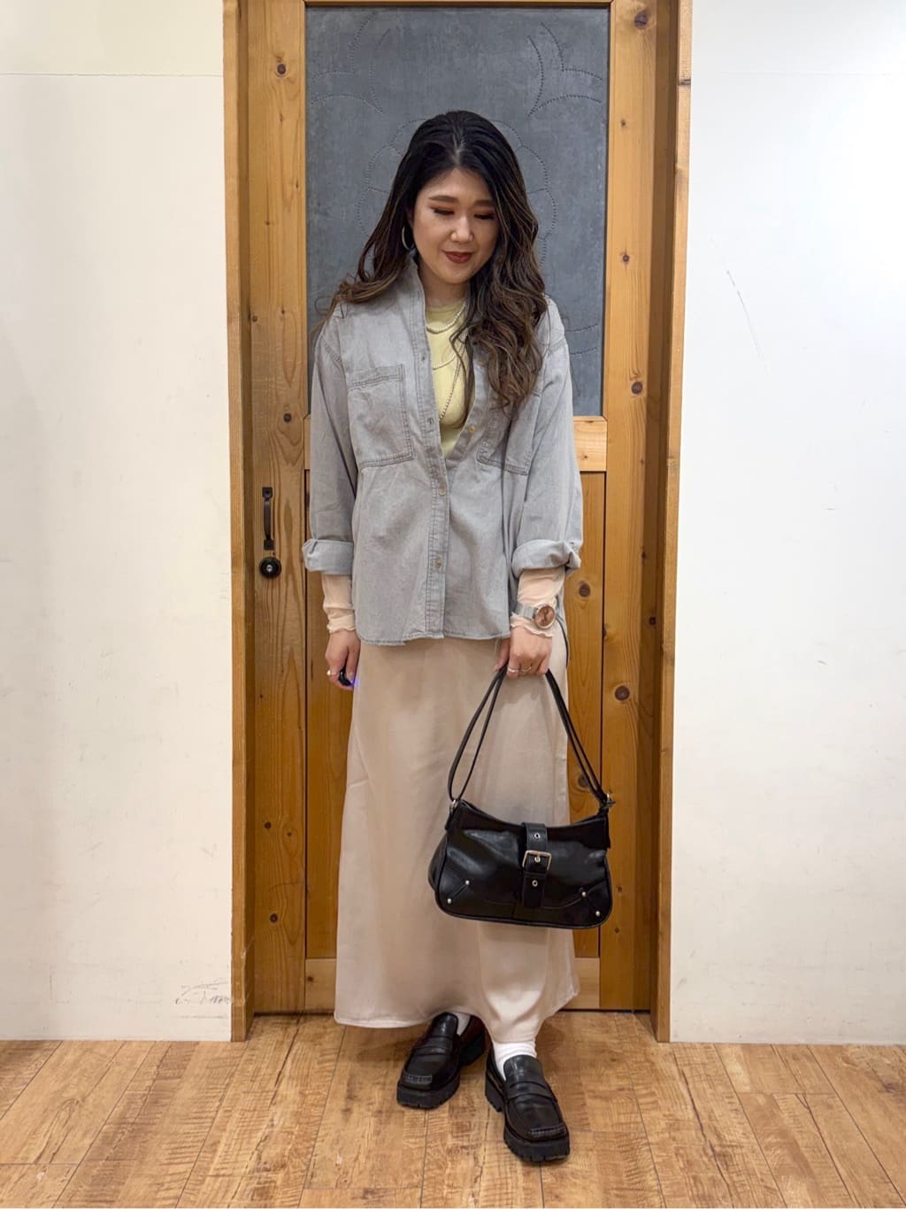 Ayana.さんの「SHOO･LA･RUE｜【洗濯機可/体型カバー】こなれ感をプラスする ライトオンスデニムシャツ」を使ったコーディネート