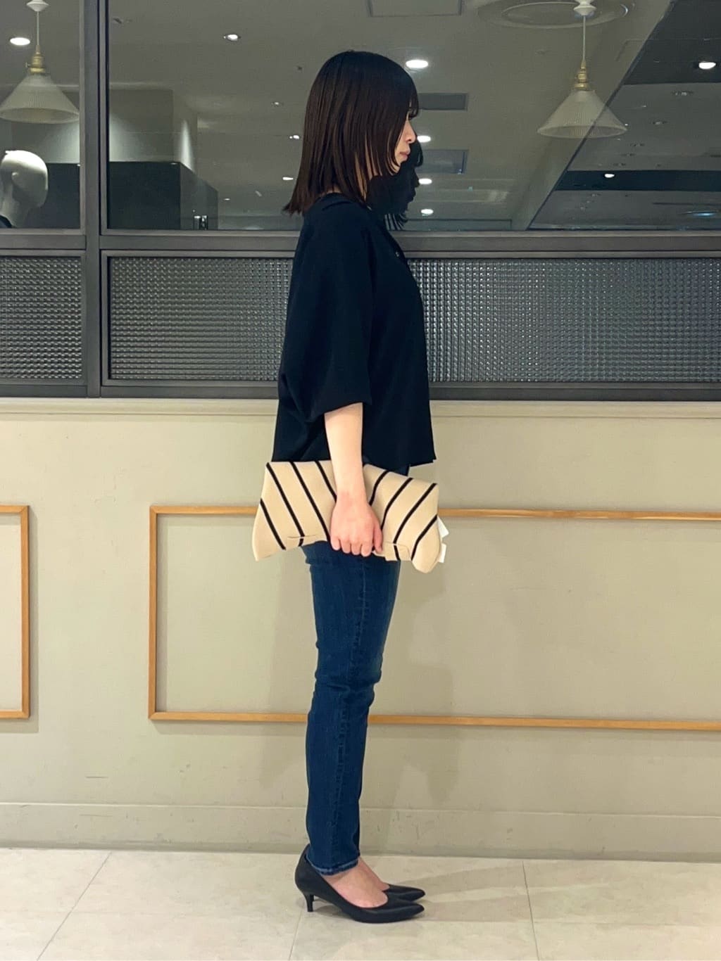 kumiさんの「INDIVI｜【洗える／UVケア／マットサテン】Vネックドルマンスリーブブラウス」を使ったコーディネート