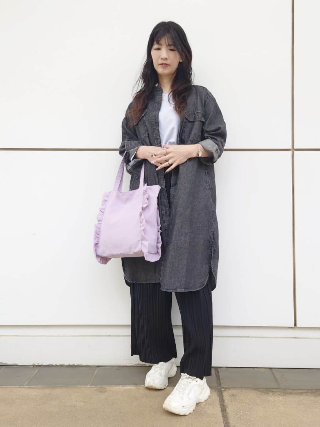 maimai*さんの「SHOO･LA･RUE｜【ライトオンスデニム/S-LL/体型カバー】首元すっきり ワンピにもなるロングデニムシャツ」を使ったコーディネート