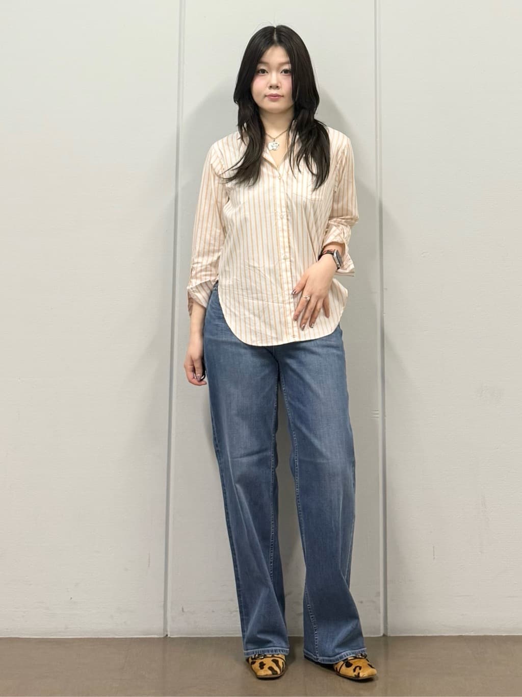 mizukiさんの「INDIVI｜【2WAY／洗える】ラメストライプ コットン混シャツ」を使ったコーディネート