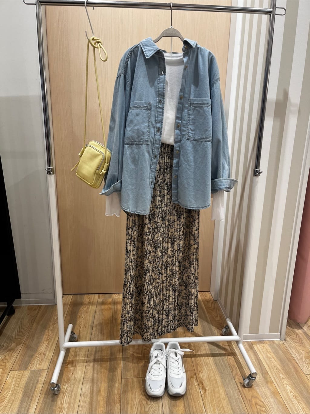 みわさんの「SHOO･LA･RUE｜【S-LL/柄が選べる】ウエストゴムでらくちん 大人プリーツイージーパンツ」を使ったコーディネート