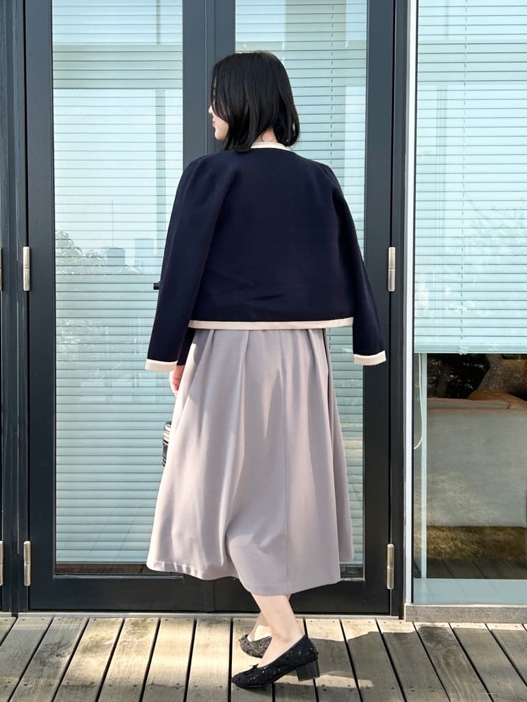 shinoさんの「Couture brooch｜【ハレの日・通勤・着映え】配色 総針カーディガン」を使ったコーディネート