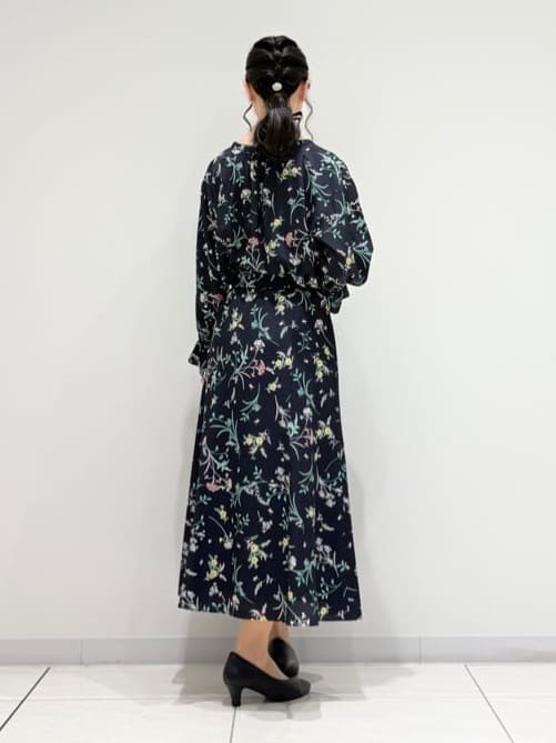 kayoさんの「INDIVI｜【SETUP可能】モダンフラワー柄キャンディスリーブブラウス」を使ったコーディネート