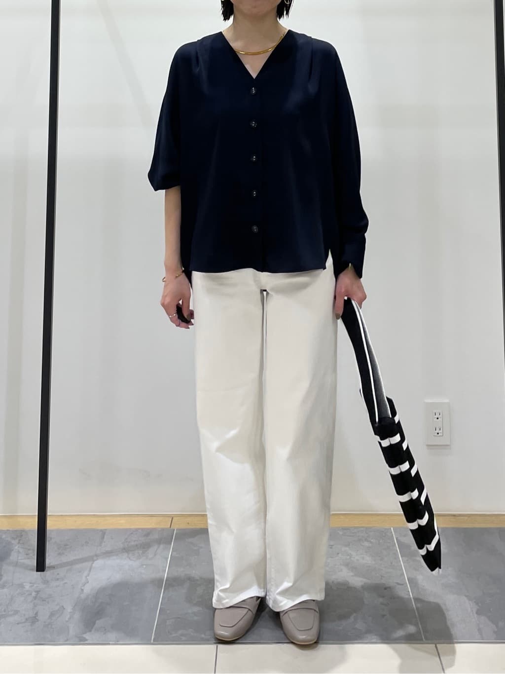 shihoさんの「INDIVI｜【洗える／UVケア／マットサテン】Vネックドルマンスリーブブラウス」を使ったコーディネート