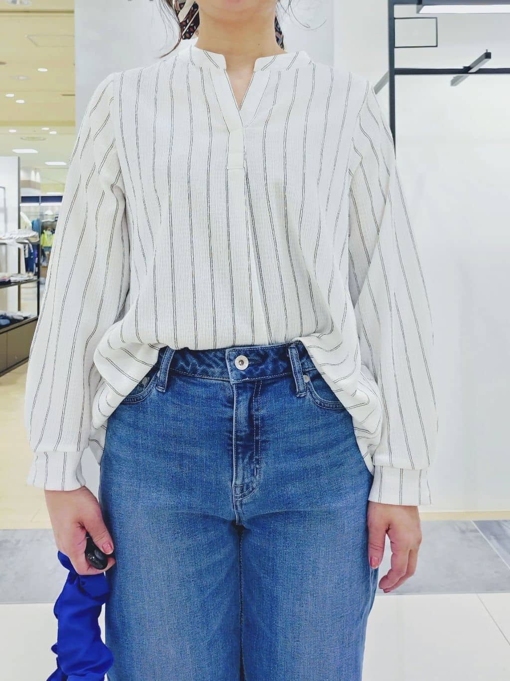 TOMOMIさんの「INDIVI｜【褒められデニム】ワイドストレート デニムパンツ」を使ったコーディネート
