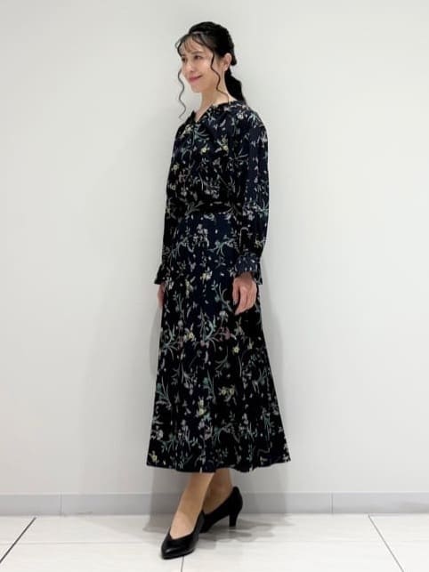 kayoさんの「INDIVI｜【SETUP可能】モダンフラワー柄キャンディスリーブブラウス」を使ったコーディネート