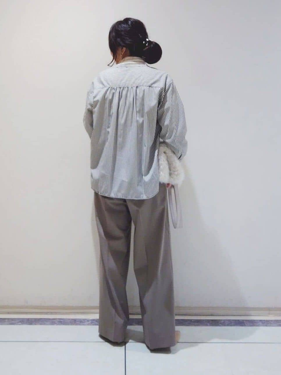 TOMOMIさんの「INDIVI｜【褒められパンツ】ワンタックワイドパンツ」を使ったコーディネート