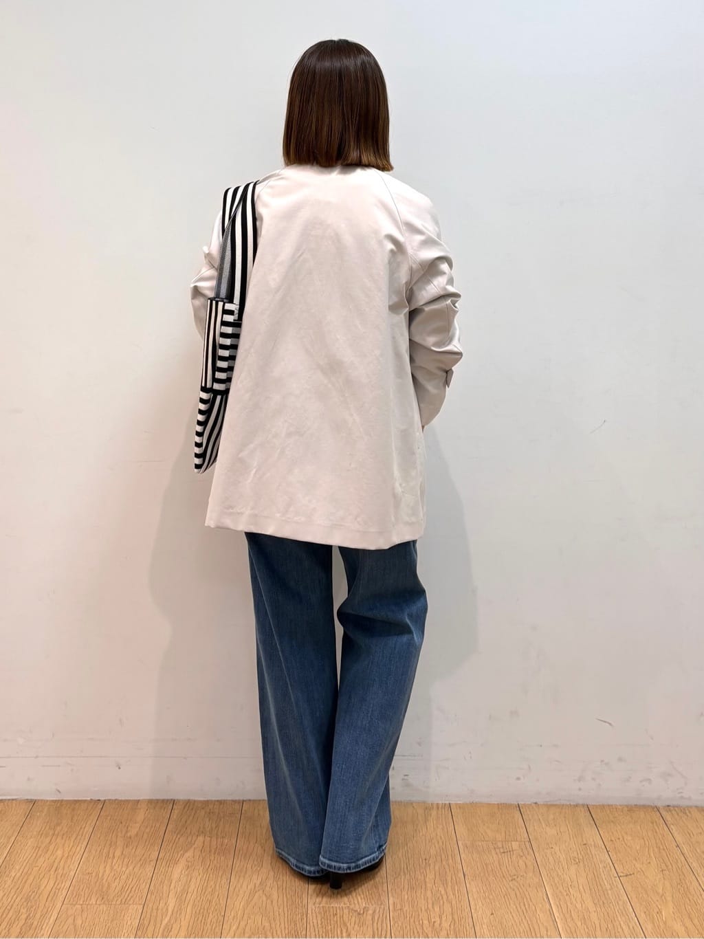 mikkoさんの「INDIVI｜【撥水/軽量】ミドル丈 ミニマルトレンチコート」を使ったコーディネート