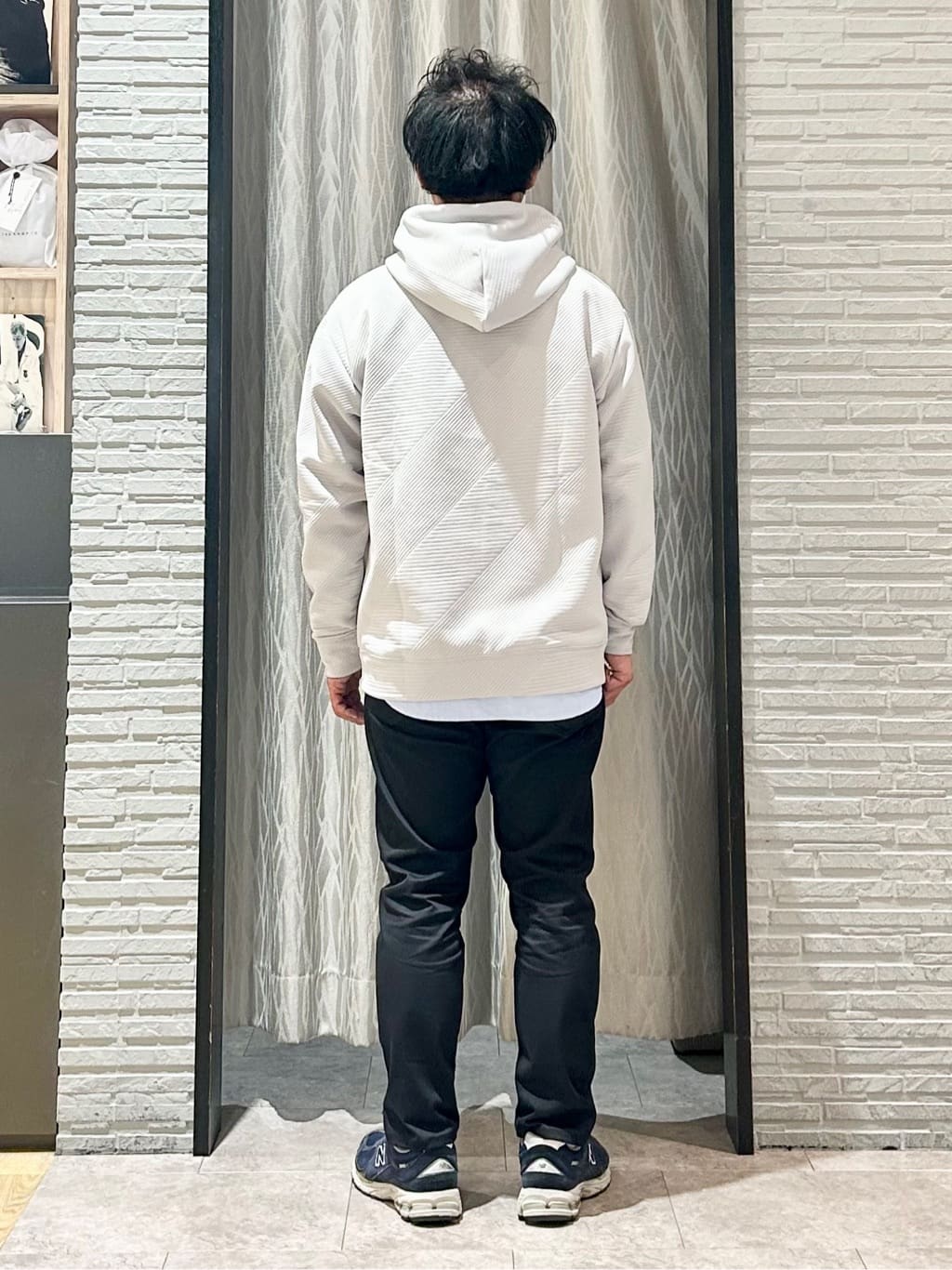 KENJI Iさんの「THE SHOP TK｜【さりげない表情が、品よく映える。】ふくれジャカードパーカ」を使ったコーディネート