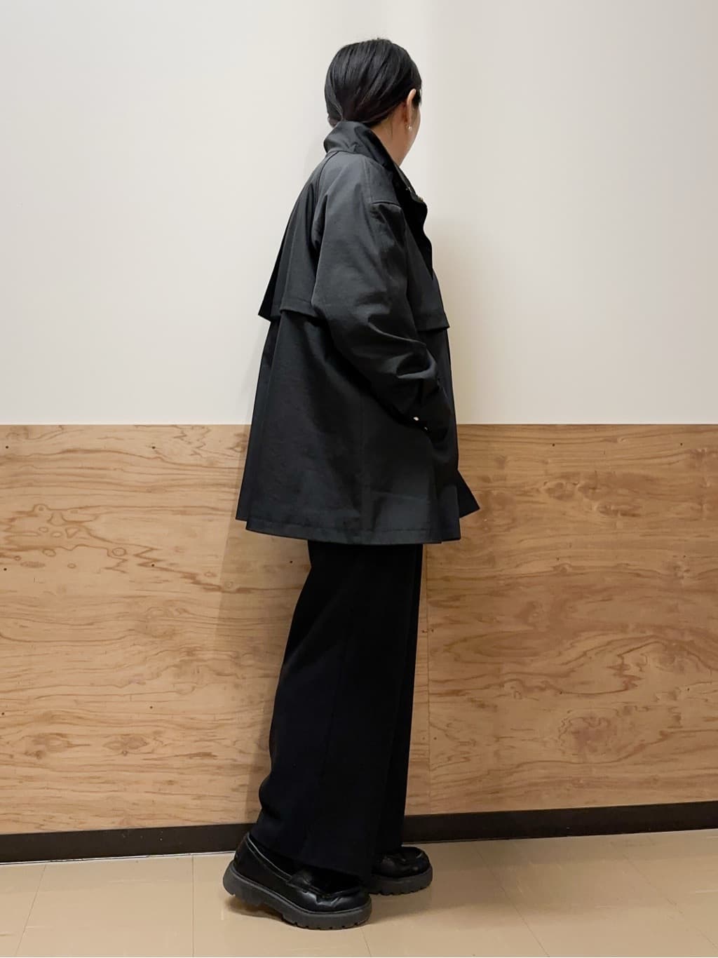 すーさんの「grove｜【撥水／シルエット2WAY】羽織るだけでサマになる、スタンドネックテントラインコート」を使ったコーディネート