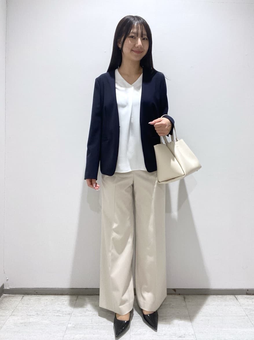meiさんの「INDIVI｜【通勤／イージーケア】Vネック ジョーゼットブラウス」を使ったコーディネート