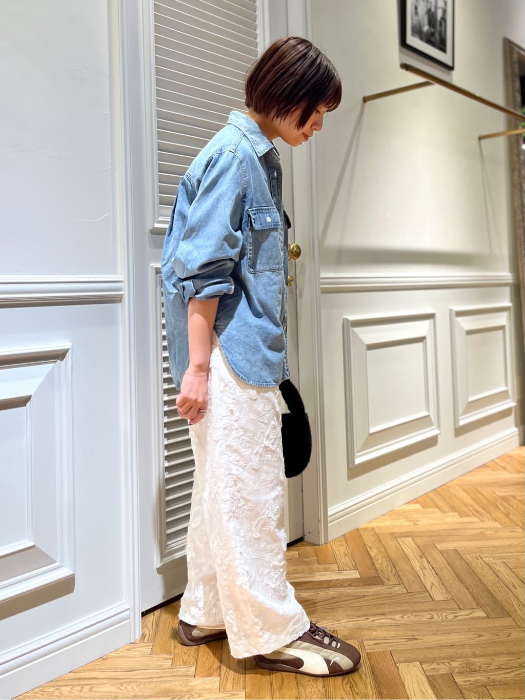 つじ まこさんの「DRESSTERIOR｜【ウォッシャブル/ウエストゴム】コットンエンブロイダリー イージーパンツ」を使ったコーディネート
