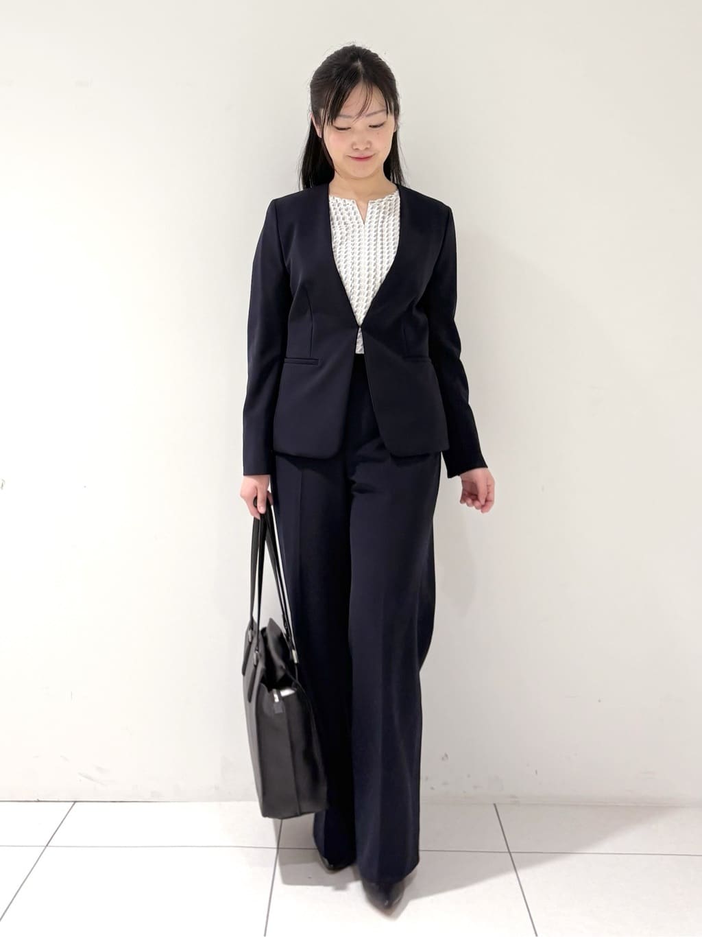 momokoさんの「INDIVI｜【洗える／透けにくい】ジオメ柄プリントブラウス」を使ったコーディネート