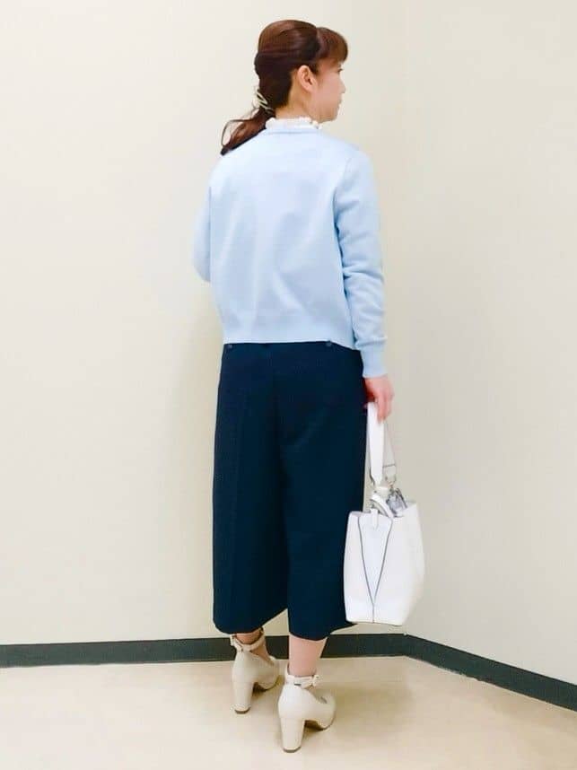 花さんの「Reflect｜【接触冷感】フリルネックサテンジャカードブラウス」を使ったコーディネート