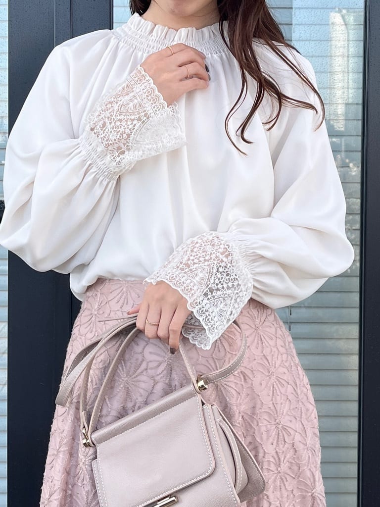 はばさんの「Couture brooch｜【通勤・着映え】レースカフス ピコシャーリング バックリボンブラウス」を使ったコーディネート
