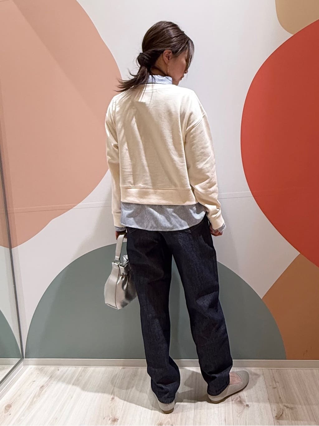 長女さんの「SHOO･LA･RUE｜【SHOO・LA・RUE DENIM】大人のきれいめカジュアルに デニムテーパードパンツ」を使ったコーディネート