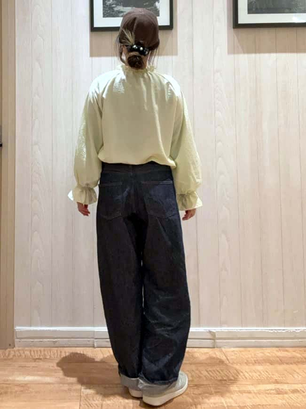 COSさんの「SHOO･LA･RUE｜【洗濯後しわになりにくい/S-LL/UV】1枚で華やか　フリル使いがポイント　柔らかブラウス」を使ったコーディネート