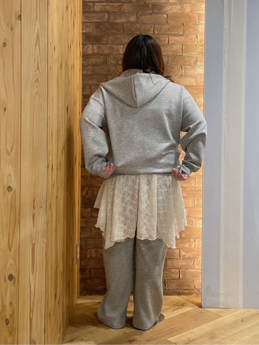 Risaさんの「SHOO･LA･RUE｜【セットアップ可/S-LL/なめらかタッチ】こなれた着こなしに ダブルウエスト レイヤードパンツ」を使ったコーディネート
