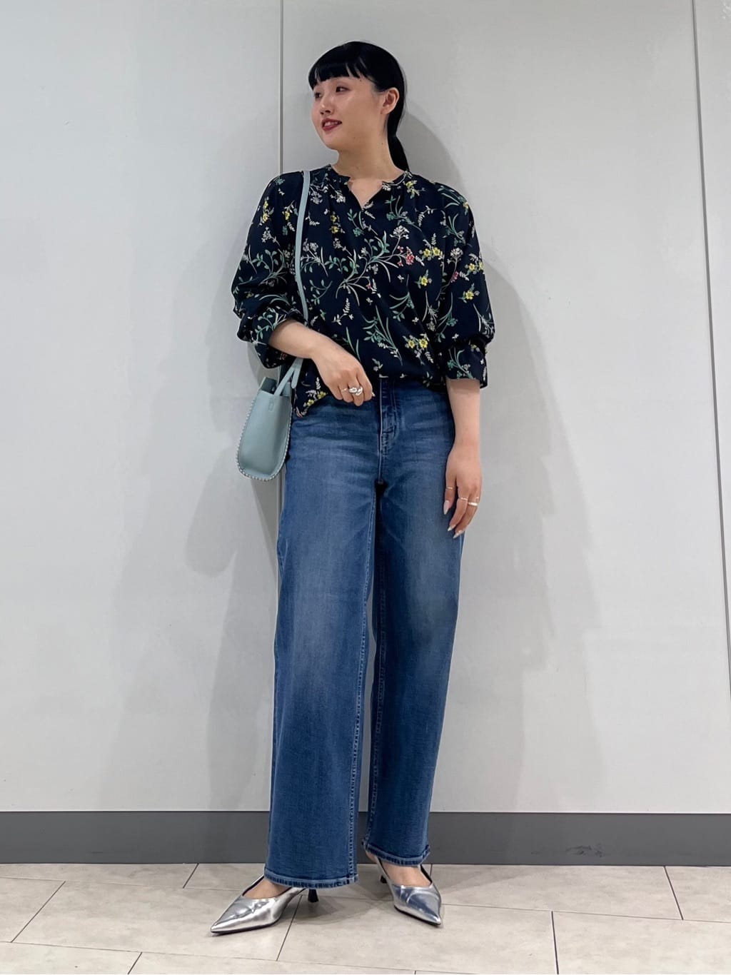 hasuさんの「INDIVI｜【花粉付着防止／撥水／UVケア】名品トレンチコート」を使ったコーディネート