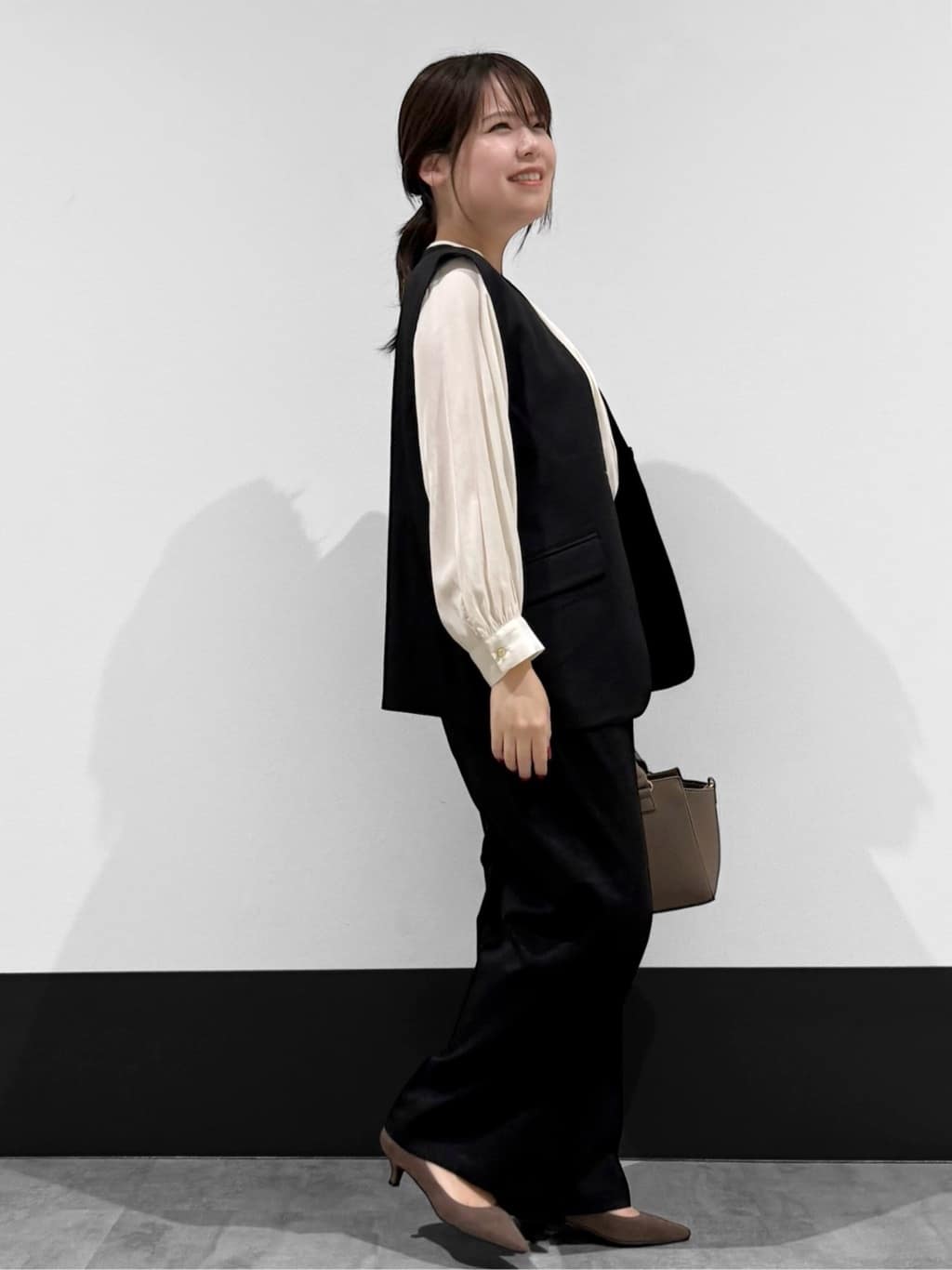macchaさんの「THE SHOP TK｜【通勤にもカジュアルにも】CAVIAN ジレ/セットアップ可」を使ったコーディネート