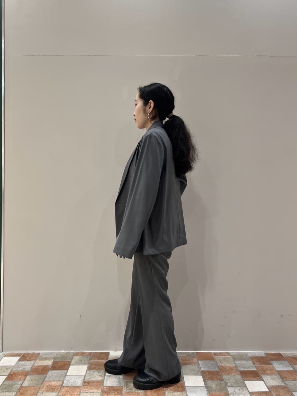 Uminoさんの「INDIVI｜オフショルスリットリブニット」を使ったコーディネート