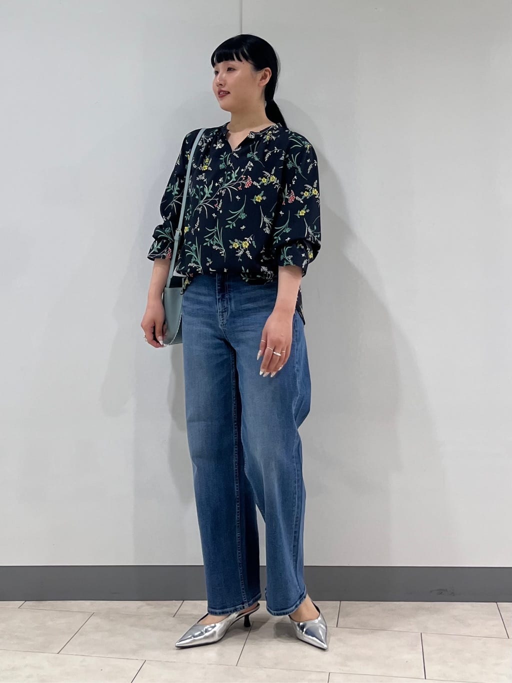 hasuさんの「INDIVI｜【SETUP可能】モダンフラワー柄キャンディスリーブブラウス」を使ったコーディネート