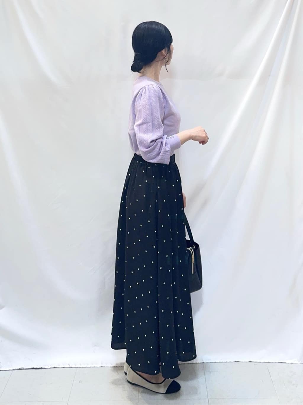 𝐇𝐢𝐫𝐨𝐦𝐢さんの「SHOO･LA･RUE｜【洗濯機可/S-LL】手元美しく パールボタン&お袖編み柄切り替えニット」を使ったコーディネート