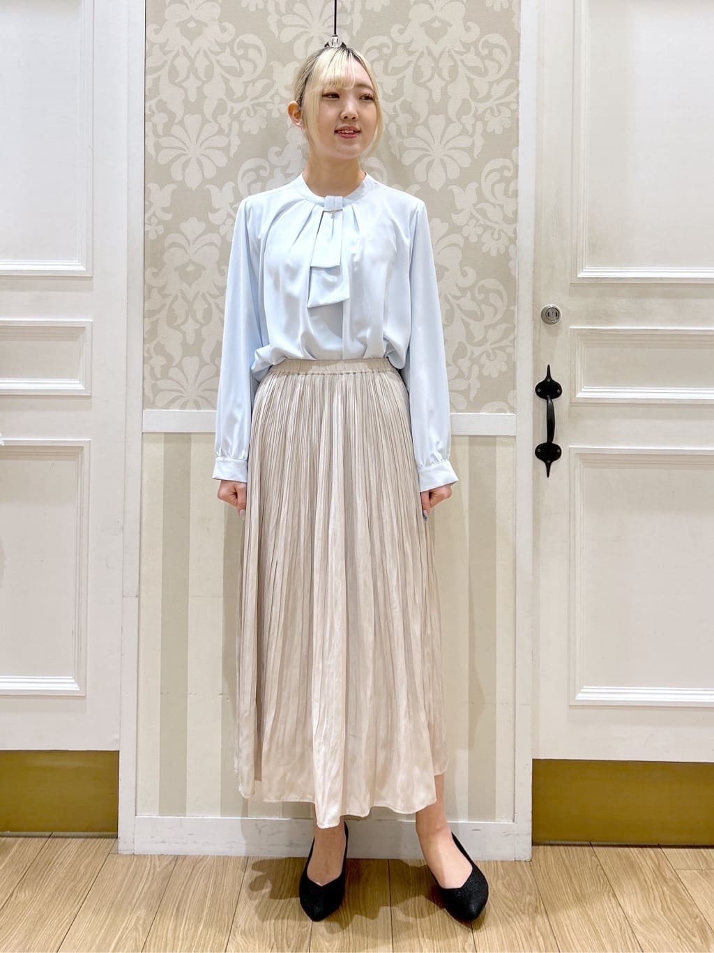 望 愛さんの「grove｜【マシンウォッシュ/防シワ/UVカット】ボウタイブラウス【マルチWAY】」を使ったコーディネート