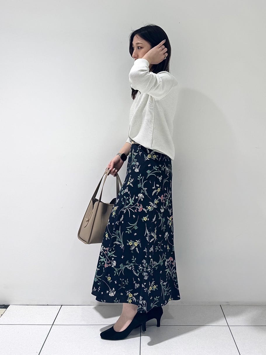 そんさんの「INDIVI｜【洗える／軽量】きらめきVネックニット」を使ったコーディネート