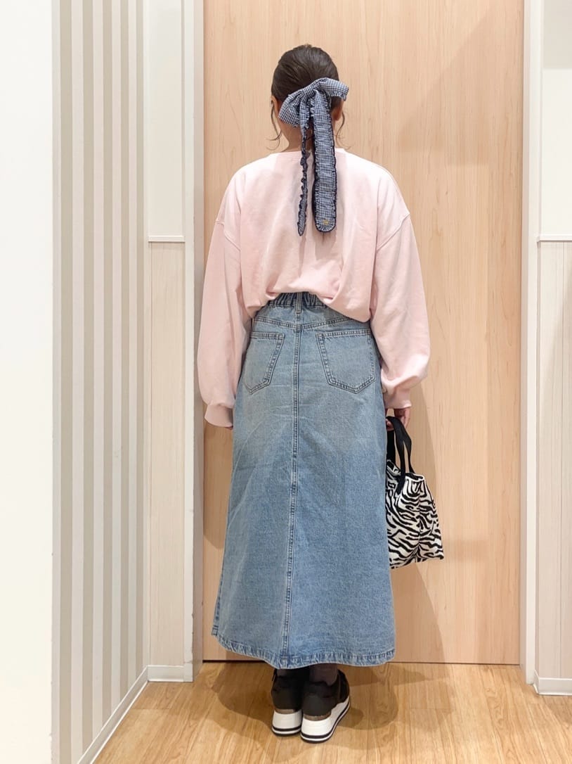 natsumiさんの「SHOO･LA･RUE｜【洗濯機可/S-LL】コーデの主役になる ロゴアソート 裏毛スウェット」を使ったコーディネート