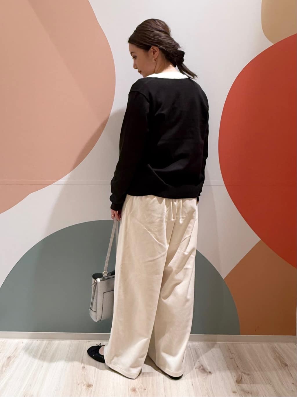 長女さんの「SHOO･LA･RUE｜【洗濯機可/S-LL/アンサンブル可】結局、シンプル クルーネックニット」を使ったコーディネート