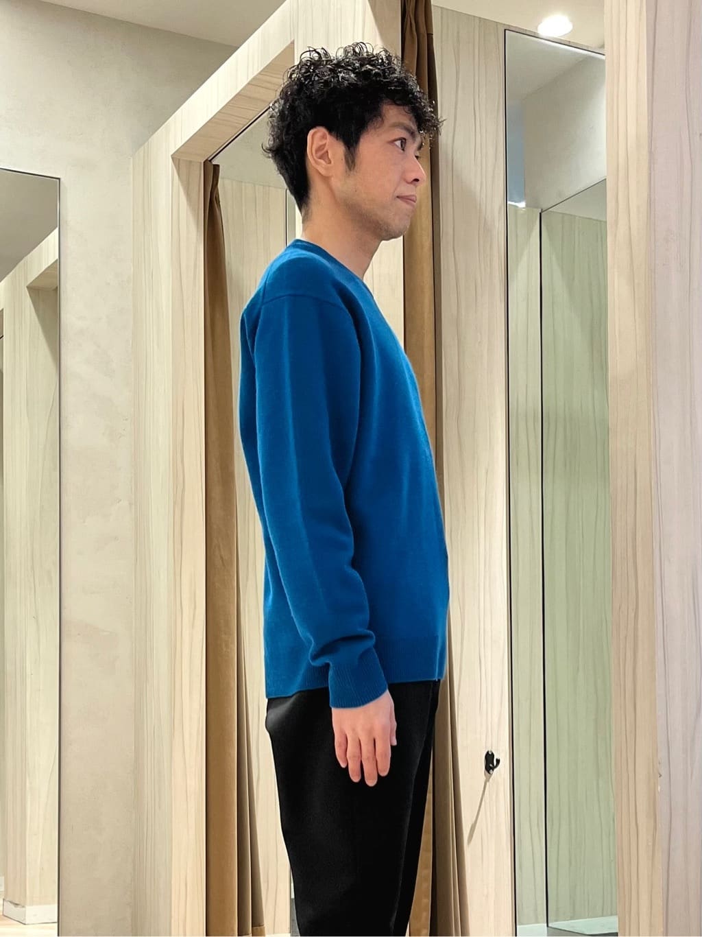 URAさんの「TAKEO KIKUCHI｜【Air Palette Knit】ワンポイント カラーニット プルオーバー」を使ったコーディネート
