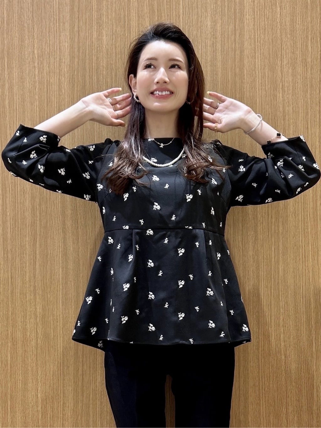 maiさんの「OPAQUE.CLIP｜フラワー刺繍ペプラムブラウス【洗濯機OK】」を使ったコーディネート